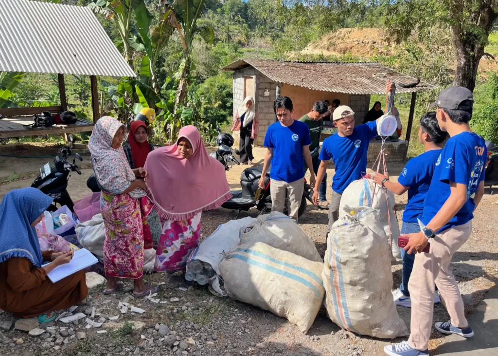 Communities in Lombok are assessing their waste collection as part of the Harvest Plastic program
